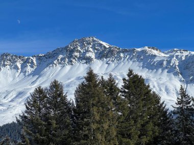 İsviçre 'nin İsviçre Alpleri' ndeki Valbella ve Lenzerheide tatil beldeleri üzerinde güneşli ve karla kaplı alp tepeleri - İsviçre Grisonlar Kantonu, İsviçre (Schweiz)