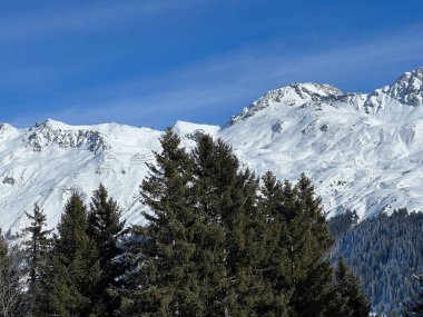 İsviçre 'nin İsviçre Alpleri' ndeki Valbella ve Lenzerheide tatil beldeleri üzerinde güneşli ve karla kaplı alp tepeleri - İsviçre Grisonlar Kantonu, İsviçre (Schweiz)