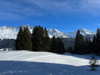 İsviçre 'nin İsviçre Alpleri' ndeki Valbella ve Lenzerheide tatil beldeleri üzerinde güneşli ve karla kaplı alp tepeleri - İsviçre Grisonlar Kantonu, İsviçre (Schweiz)