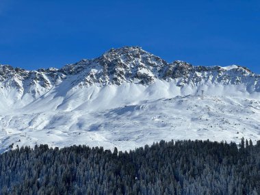 İsviçre 'nin İsviçre Alpleri' ndeki Valbella ve Lenzerheide tatil beldeleri üzerinde güneşli ve karla kaplı alp tepeleri - İsviçre Grisonlar Kantonu, İsviçre (Schweiz)