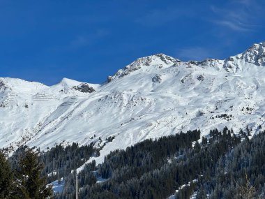 İsviçre 'nin İsviçre Alpleri' ndeki Valbella ve Lenzerheide tatil beldeleri üzerinde güneşli ve karla kaplı alp tepeleri - İsviçre Grisonlar Kantonu, İsviçre (Schweiz)