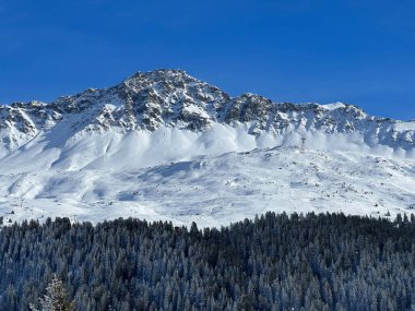 İsviçre 'nin İsviçre Alpleri' ndeki Valbella ve Lenzerheide tatil beldeleri üzerinde güneşli ve karla kaplı alp tepeleri - İsviçre Grisonlar Kantonu, İsviçre (Schweiz)