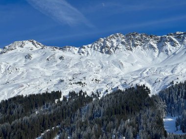 İsviçre 'nin İsviçre Alpleri' ndeki Valbella ve Lenzerheide tatil beldeleri üzerinde güneşli ve karla kaplı alp tepeleri - İsviçre Grisonlar Kantonu, İsviçre (Schweiz)