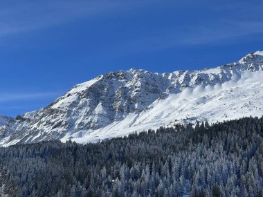 İsviçre 'nin İsviçre Alpleri' ndeki Valbella ve Lenzerheide tatil beldeleri üzerinde güneşli ve karla kaplı alp tepeleri - İsviçre Grisonlar Kantonu, İsviçre (Schweiz)