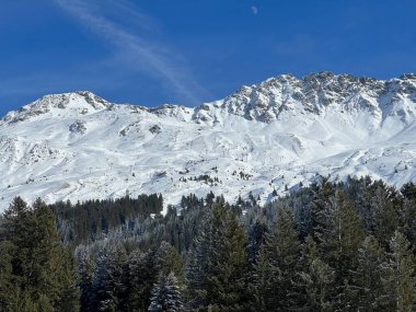 İsviçre 'nin İsviçre Alpleri' ndeki Valbella ve Lenzerheide tatil beldeleri üzerinde güneşli ve karla kaplı alp tepeleri - İsviçre Grisonlar Kantonu, İsviçre (Schweiz)