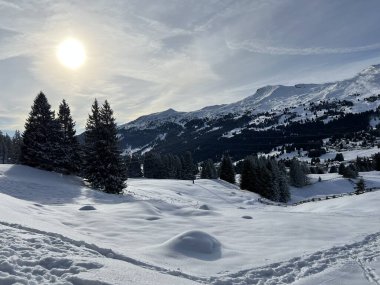 İsviçre 'nin İsviçre Alpleri' ndeki Valbella ve Lenzerheide tatil beldeleri üzerinde güneşli ve karla kaplı alp tepeleri - İsviçre Grisonlar Kantonu, İsviçre (Schweiz)