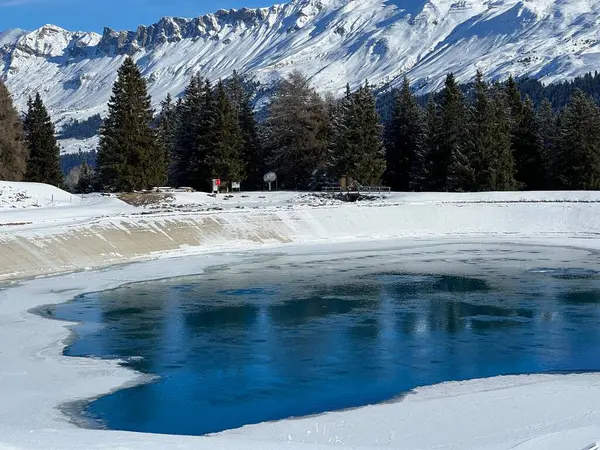 Valos Gölü (Speichersee Valos), İsviçre Alpleri 'ndeki Valbella ve Lenzerheide tatil beldelerinin üzerindeki Valos Gölü veya rezervuar gölü üzerindeki güzel kış atmosferi - İsviçre Grisonlar Kantonu, İsviçre (Schweiz)