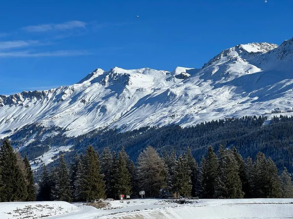 Gyönyörű Napsütötte Hófödte Alpesi Csúcsok Felett Svájci Turisztikai Sport Rekreációs — Stock Fotó