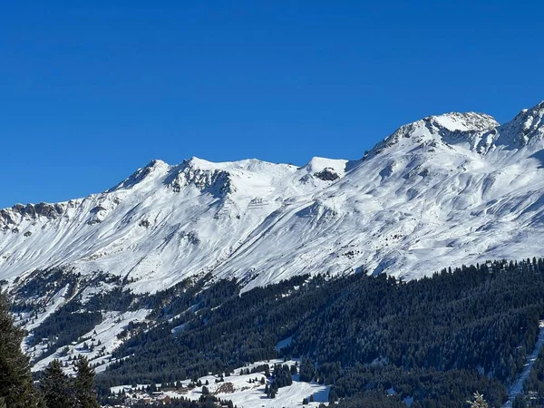 Smukke Solbeskinnede Snedækkede Alpine Toppe Schweiziske Turistsports Rekreative Vinterresorts Valbella - Stock-foto