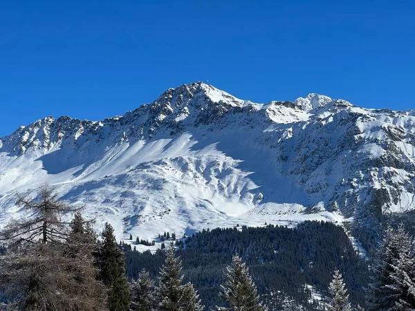 Прекрасні Сонячні Вкриті Снігом Альпійські Вершини Над Швейцарськими Туристичними Спортивно — стокове фото