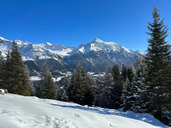 Prachtige Zonovergoten Besneeuwde Bergtoppen Boven Zwitserse Toeristische Sport Recreatieve Winterresorts — Stockfoto