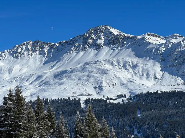 stock image Beautiful sunlit and snow-capped alpine peaks above the Swiss tourist sports-recreational winter resorts of Valbella and Lenzerheide in the Swiss Alps - Canton of Grisons, Switzerland (Schweiz)