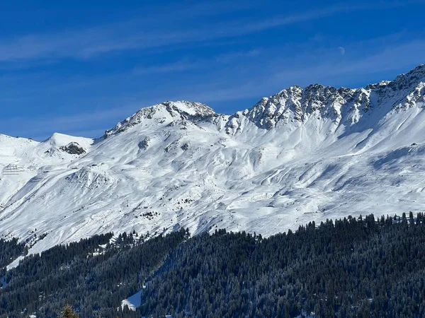 Beautiful Sunlit Snow Capped Alpine Peaks Swiss Tourist Sports Recreational — Stock Photo, Image