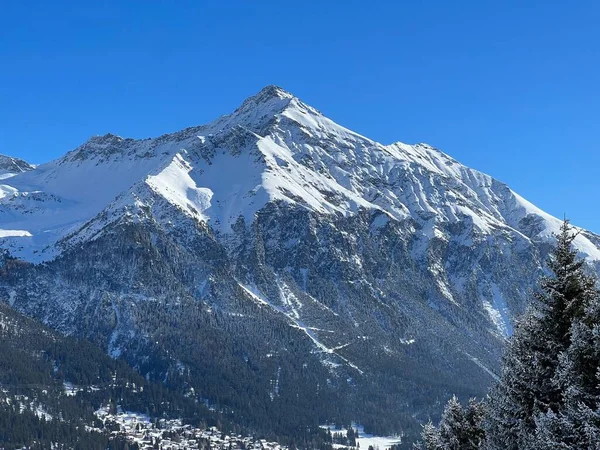 Vackra Solbelysta Och Snöklädda Alpina Toppar Ovanför Schweiziska Turist Sport — Stockfoto