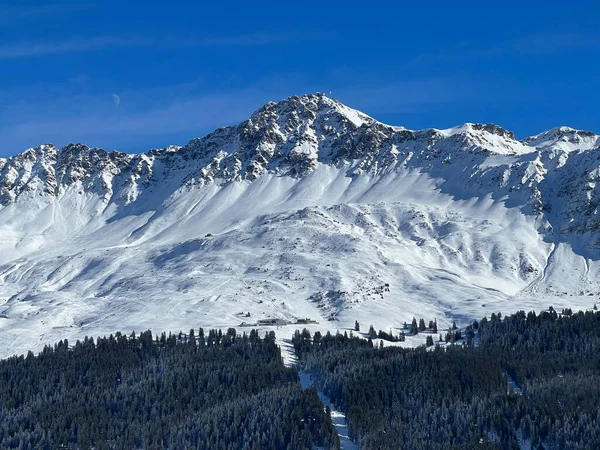 Όμορφες Ηλιόλουστες Και Χιονισμένες Αλπικές Κορυφές Πάνω Από Ελβετικά Τουριστικά — Φωτογραφία Αρχείου