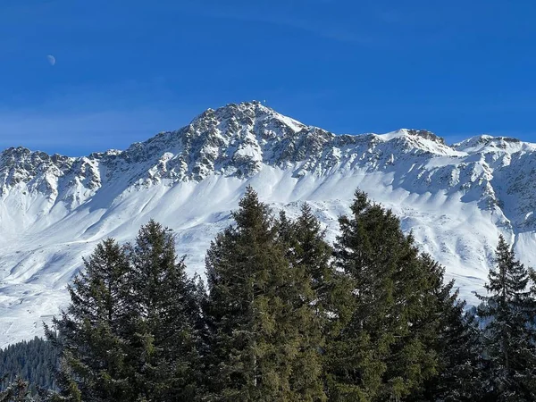 Hermosos Picos Alpinos Iluminados Por Sol Nevados Por Encima Los —  Fotos de Stock