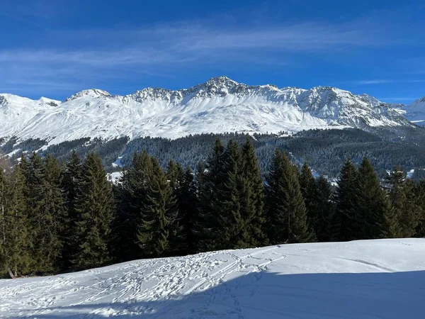 Krásné Sluncem Zalité Zasněžené Vysokohorské Vrcholy Nad Švýcarskými Turistickými Sportovně — Stock fotografie