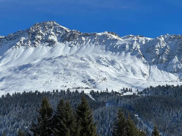 Beaux Sommets Alpins Ensoleillés Enneigés Dessus Des Stations Sportives Récréatives — Photo