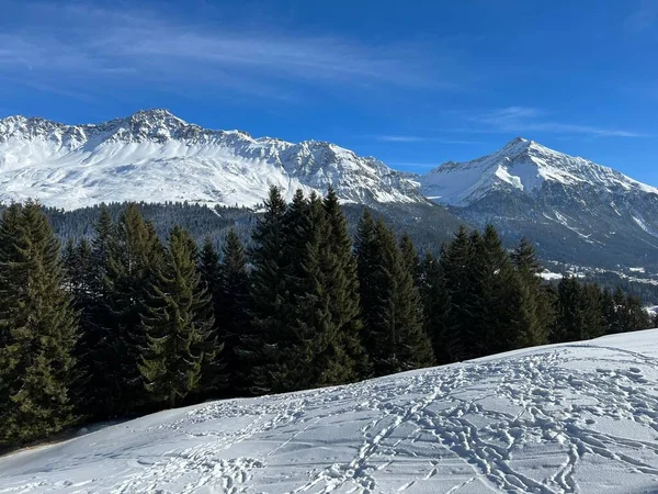 Piękne Nasłonecznione Pokryte Śniegiem Szczyty Alpejskie Nad Szwajcarskimi Ośrodkami Sportowo — Zdjęcie stockowe