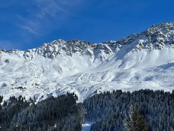 İsviçre 'nin İsviçre Alpleri' ndeki Valbella ve Lenzerheide tatil beldeleri üzerinde güneşli ve karla kaplı alp tepeleri - İsviçre Grisonlar Kantonu, İsviçre (Schweiz)