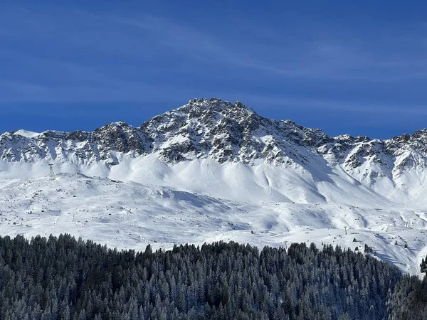 位于瑞士Grisons州的瑞士阿尔卑斯山畔的Valbella和Lenzerheide是瑞士旅游娱乐性冬季度假胜地 美丽的阳光照射和白雪覆盖的高山峰 — 图库照片