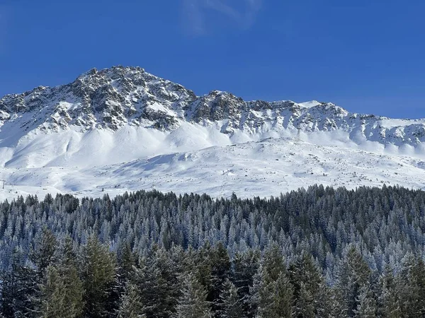 位于瑞士Grisons州的瑞士阿尔卑斯山畔的Valbella和Lenzerheide是瑞士旅游娱乐性冬季度假胜地 美丽的阳光照射和白雪覆盖的高山峰 — 图库照片