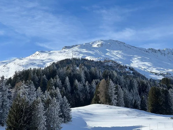 Όμορφες Ηλιόλουστες Και Χιονισμένες Αλπικές Κορυφές Πάνω Από Ελβετικά Τουριστικά — Φωτογραφία Αρχείου