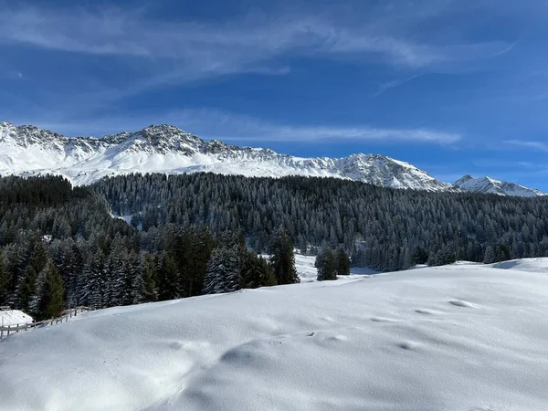 Piękne Nasłonecznione Pokryte Śniegiem Szczyty Alpejskie Nad Szwajcarskimi Ośrodkami Sportowo — Zdjęcie stockowe