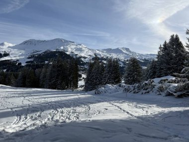 Wonderful winter hiking trails and traces after the winter snowfall above the tourist resorts of Valbella and Lenzerheide in the Swiss Alps - Canton of Grisons, Switzerland (Schweiz)