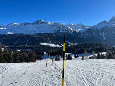 İsviçre Alpleri 'ndeki Valbella ve Lenzerheide tatil beldelerinde kayak ve snowboard yapmak için kullanılan şaşırtıcı spor-eğlence kış pistleri - İsviçre Grisonlar Kantonu, İsviçre (Schweiz)