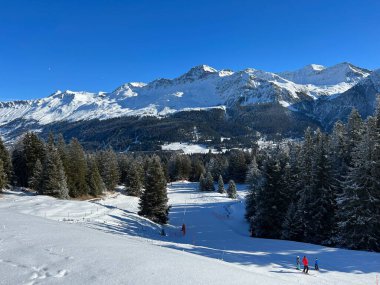 İsviçre Alpleri 'ndeki Valbella ve Lenzerheide tatil beldelerinde kayak ve snowboard yapmak için kullanılan şaşırtıcı spor-eğlence kış pistleri - İsviçre Grisonlar Kantonu, İsviçre (Schweiz)