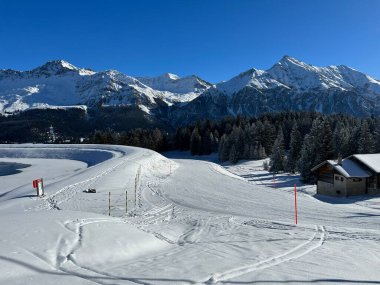 İsviçre Alpleri 'ndeki Valbella ve Lenzerheide tatil beldelerinde kayak ve snowboard yapmak için kullanılan şaşırtıcı spor-eğlence kış pistleri - İsviçre Grisonlar Kantonu, İsviçre (Schweiz)