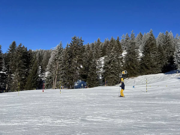 スイスアルプスのバルベラとレンツェルハイデの観光リゾート地でスキーやスノーボードのための素晴らしいスポーツレクリエーションの雪の冬のトラック カントン グリソン スイス スイス — ストック写真