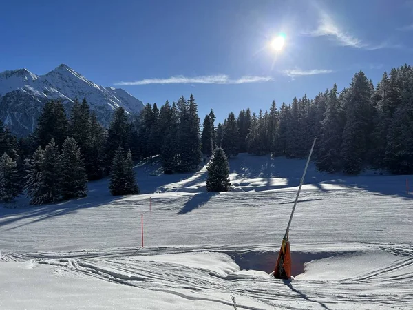 瑞士Grisons州Valbella和Lenzerheide旅游胜地地区令人惊奇的体育娱乐活动雪地冬季滑雪场和滑雪场 — 图库照片