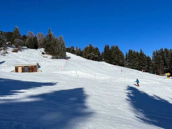 Incredibili Piste Invernali Sport Ricreative Innevate Sci Snowboard Nella Zona — Foto Stock