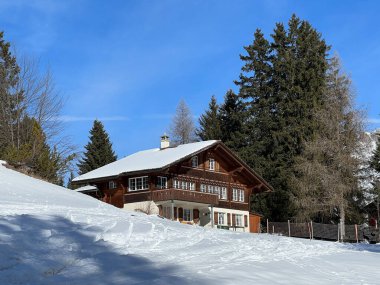 İsviçre Alpleri 'ndeki Valbella ve Lenzerheide tatil beldelerinin kış ortamlarında İsviçre' deki dağlık villalar, tatil evleri - İsviçre 'deki Grisonlar Kantonu, İsviçre (Schweiz)