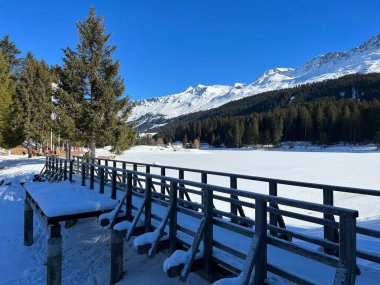 İsviçre 'nin Valbella ve Lenzerheide tatil beldelerindeki donmuş ve karla kaplı Heidsee (Igl Lai) alp gölünde tipik bir kış durağı - İsviçre' nin Grisonlar Kantonu (Schweiz)