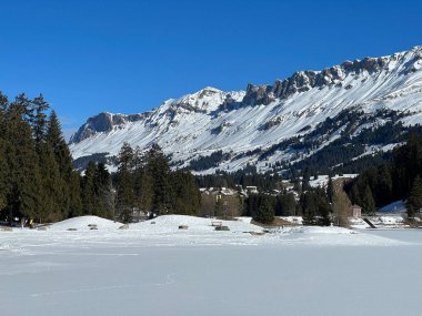 İsviçre 'nin Valbella ve Lenzerheide tatil beldelerindeki donmuş ve karla kaplı Heidsee (Igl Lai) alp gölünde tipik bir kış durağı - İsviçre' nin Grisonlar Kantonu (Schweiz)