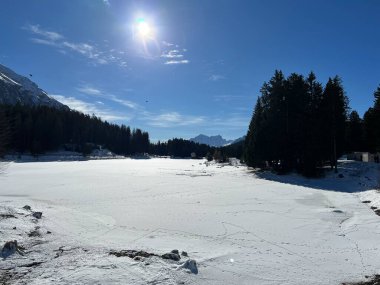 İsviçre 'nin Valbella ve Lenzerheide tatil beldelerindeki donmuş ve karla kaplı Heidsee (Igl Lai) alp gölünde tipik bir kış durağı - İsviçre' nin Grisonlar Kantonu (Schweiz)