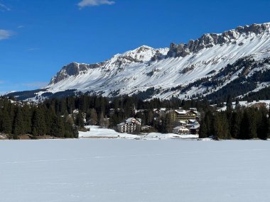 İsviçre 'nin Valbella ve Lenzerheide tatil beldelerindeki donmuş ve karla kaplı Heidsee (Igl Lai) alp gölünde tipik bir kış durağı - İsviçre' nin Grisonlar Kantonu (Schweiz)