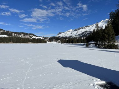 İsviçre 'nin Valbella ve Lenzerheide tatil beldelerindeki donmuş ve karla kaplı Heidsee (Igl Lai) alp gölünde tipik bir kış durağı - İsviçre' nin Grisonlar Kantonu (Schweiz)