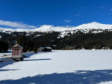 İsviçre 'nin Valbella ve Lenzerheide tatil beldelerindeki donmuş ve karla kaplı Heidsee (Igl Lai) alp gölünde tipik bir kış durağı - İsviçre' nin Grisonlar Kantonu (Schweiz)