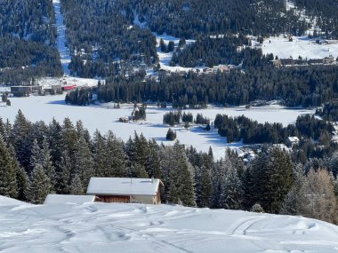 İsviçre 'nin Valbella ve Lenzerheide tatil beldelerindeki Heidsee (Igl Lai See) donmuş ve karla kaplı alp gölü üzerinde tipik bir kış manzarası - İsviçre / Schweiz Kantonu