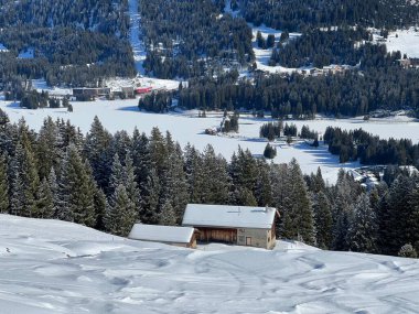 İsviçre 'nin Valbella ve Lenzerheide tatil beldelerindeki Heidsee (Igl Lai See) donmuş ve karla kaplı alp gölü üzerinde tipik bir kış manzarası - İsviçre / Schweiz Kantonu