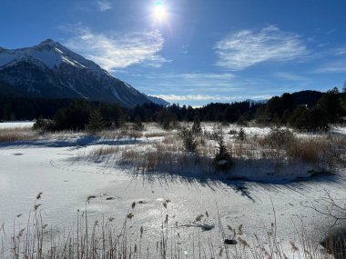 İsviçre 'nin Valbella ve Lenzerheide tatil beldelerindeki Heidsee (Igl Lai See) donmuş ve karla kaplı alp gölü üzerinde tipik bir kış manzarası - İsviçre / Schweiz Kantonu