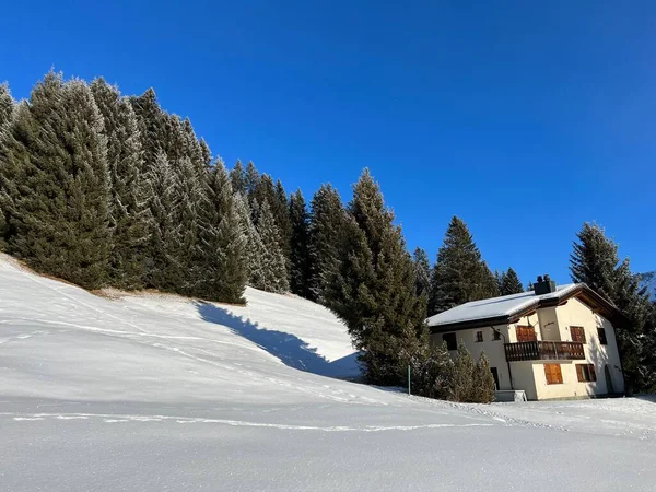 位于瑞士Grisons州Valbella和Lenzerheide旅游胜地冬季氛围中的瑞士高山度假屋 山庄和度假公寓 瑞士Schweiz — 图库照片