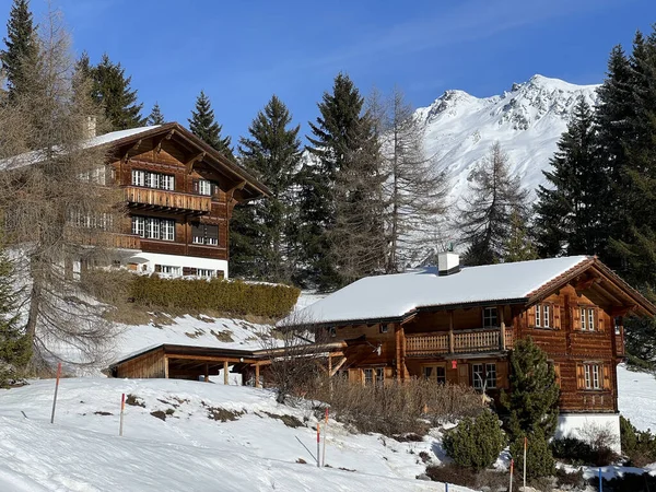 stock image Swiss alpine holiday homes, mountain villas and holiday apartments in the winter ambience of the tourist resorts of Valbella and Lenzerheide in the Swiss Alps - Canton of Grisons, Switzerland (Schweiz)