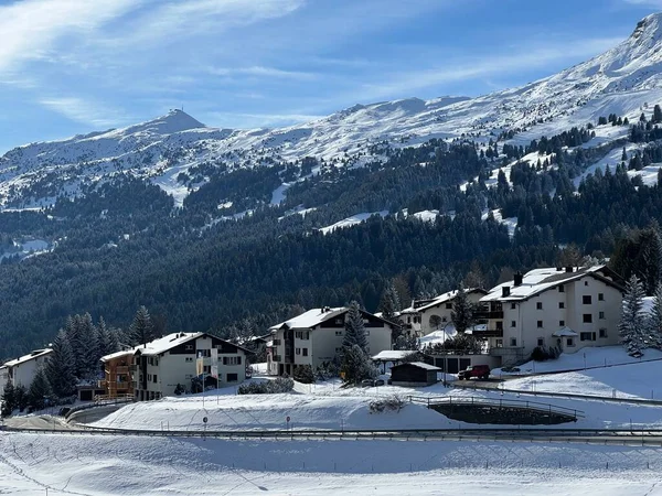 Casas Férias Alpinas Suíças Moradias Montanha Apartamentos Férias Ambiente Inverno — Fotografia de Stock