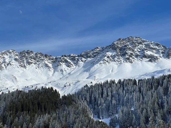 Schöne Sonnenbeschienene Und Schneebedeckte Berggipfel Über Den Schweizer Sport Freizeit — Stockfoto