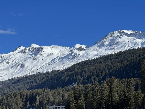 Красивые Залитые Солнцем Покрытые Снегом Альпийские Вершины Над Швейцарскими Туристическими — стоковое фото